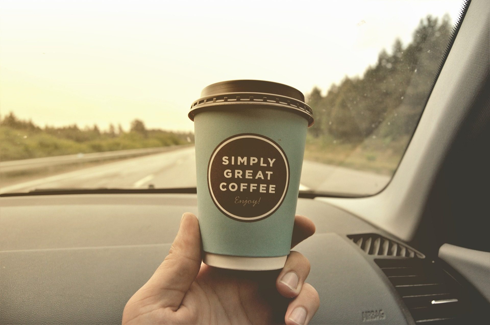 Ein Bild von einem Kaffeebecher im Auto